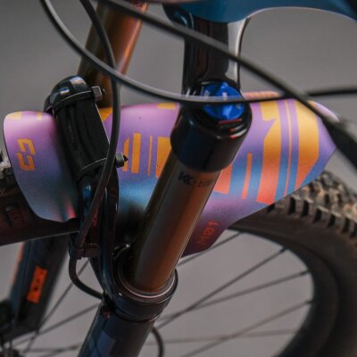 unleazhed mudguard - M01 flipflop violet-green/red-gold