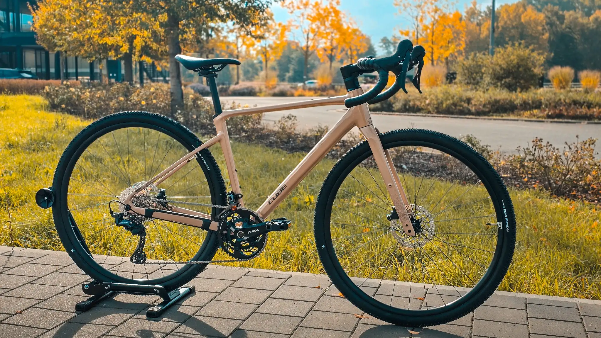 Cube Nuroad Race 2026 komplett Fahrrad im Sonnenlicht