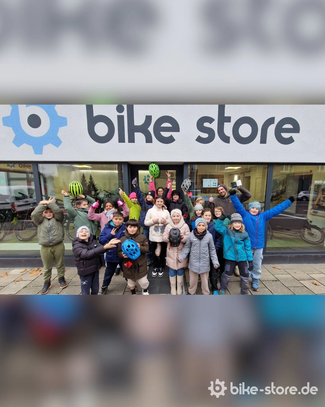 Fahrradhelm Spende Übergabe Wunderburgschule Bamberg Kinder mit Fahrradhelmen und bike-store Team