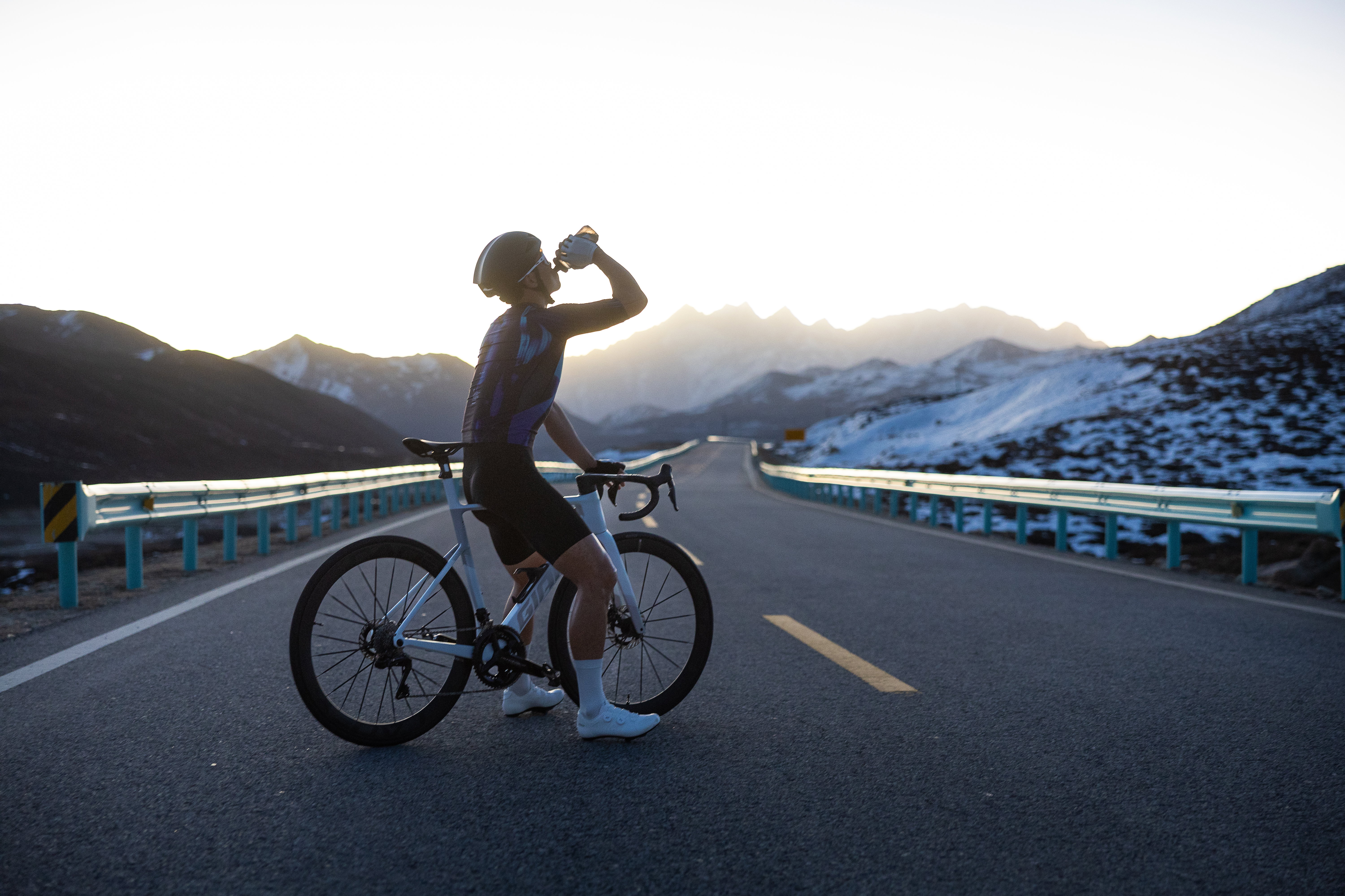 Radfahren bei Hitze mit Fahrrad Trinkflasche und Sommer Zubehör