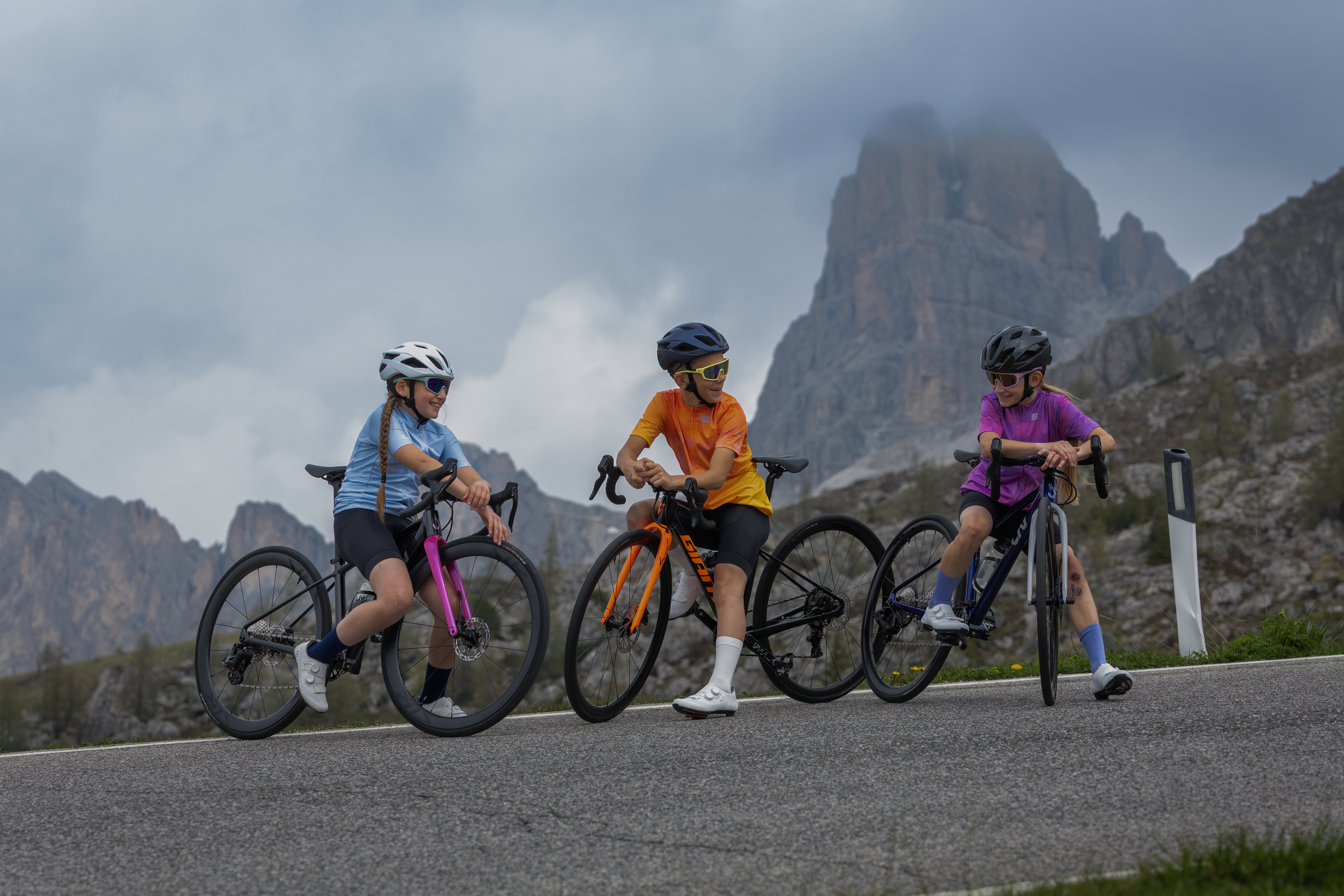 Familie fährt in den Sommerferien gemeinsam Fahrrad